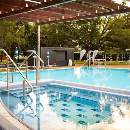 Dom Pri Kupalisku Thermalpark Na Malotejedskej