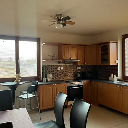 Dom Pri Kupalisku Thermalpark Na Malotejedskej