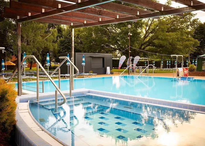 Dom Pri Kupalisku Thermalpark Na Malotejedskej