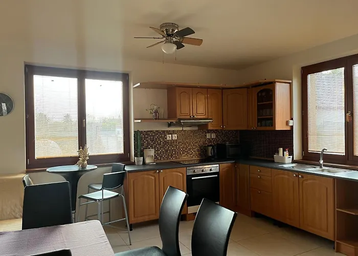 Dom Pri Kupalisku Thermalpark Na Malotejedskej